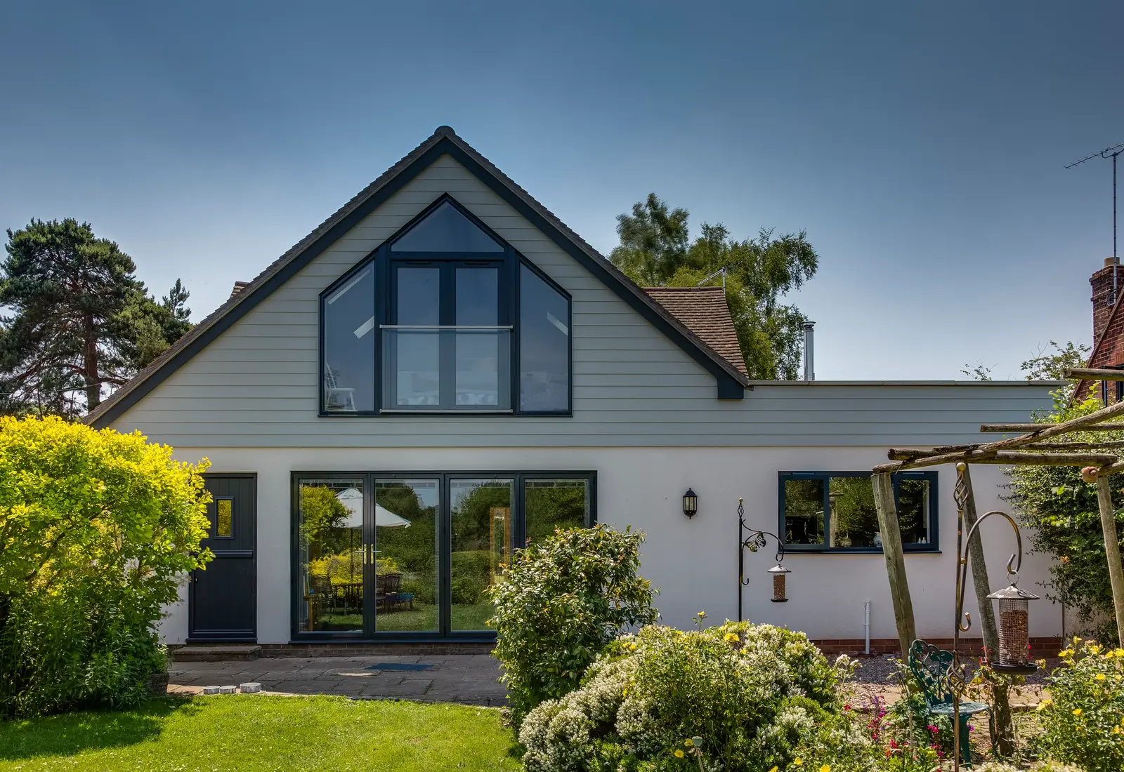 Eksempel fra James Hardie på lys gavlbeklædning, som følger husets arkitektur